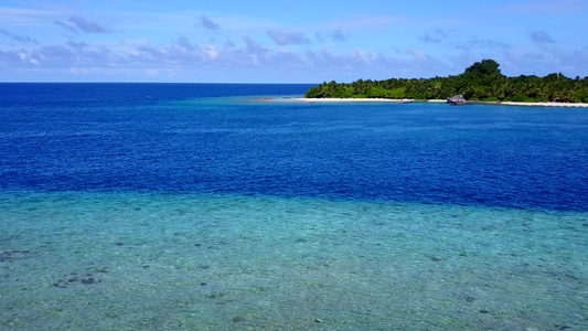 以沙滩附近清澈的环礁湖和白色沙尘背景绘制的异国海岸视频