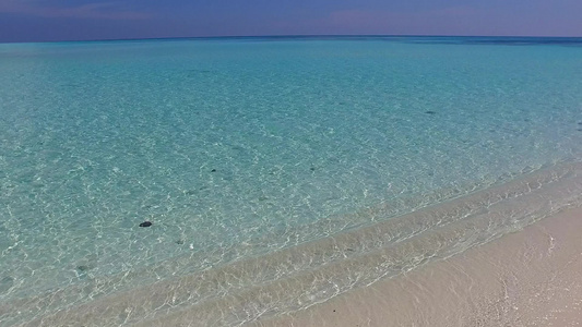 透明的大海和冲浪附近的白色沙滩背景下的天堂旅游海滩视频