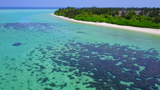 靠近波浪的白色沙滩背景浅水热带海滨海滩之旅的阳光全景视频