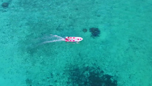 阳光明媚的豪华海湾海滩在蓝海中破浪而出珊瑚礁附近沙滩视频