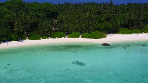 礁石附近蓝海白沙背景的天堂岛海滩之旅广角海景13秒视频