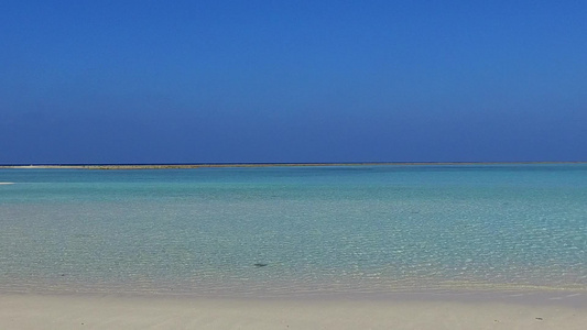 水蓝色海洋与海浪附近的白色沙滩背景的宁静度假海滩度假视频