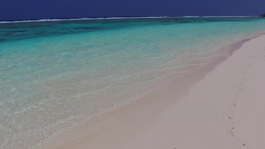 蓝色水和棕榈附近白沙背景的海滨海滩旅程空间景观复制视频