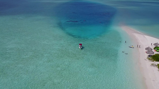 环礁湖海滩度假由海蓝水洋和靠近珊瑚礁的白沙背景轻松视频