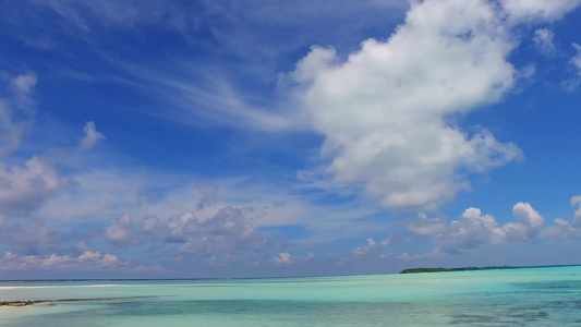 阳光下白沙背景浅海美丽岸滩航行的阳光景观视频