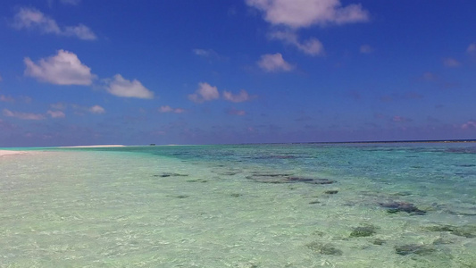 阳光明媚的环礁湖海滩时间在绿绿海边漫游阳光下有干净视频