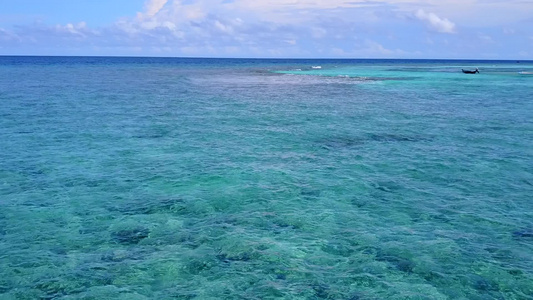 阳光明媚的热带环礁湖沙滩摘要由蓝海和沙巴附近的白沙沙视频