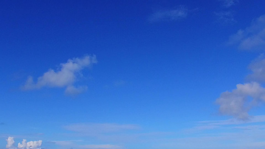 在阳光下通过清海和白沙滩背景的光照进行完美的旅游旅行视频