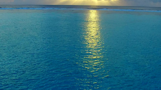 沙洲附近蓝水白沙背景的海岛海滩夏季海景视频