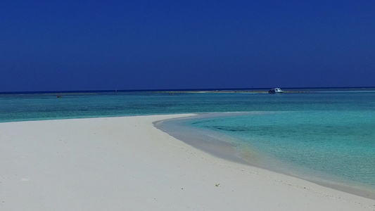 热带海湾海滩海滨在度假胜地附近通过清水和清洁沙滩背景视频