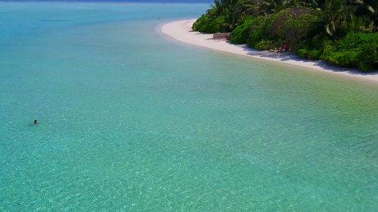蓝色泻湖和礁石附近干净的沙滩背景对海岸海滩度假的温暖视频