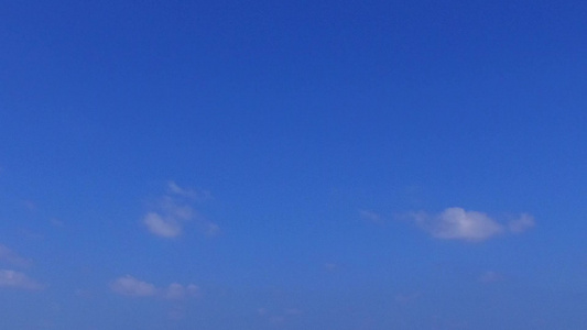 蓝海和沙巴附近白沙滩背景的美丽海湾海滩度假的阳光景象视频
