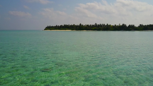 美丽的海岸海滩度假的阳光全景蓝海与沙洲附近的白色沙滩视频