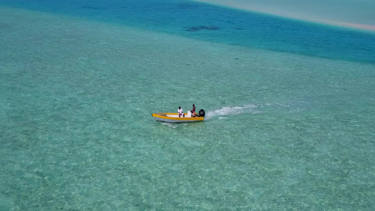 沙洲附近白沙背景蓝绿海天堂旅游海滩野生动物的广角纹理视频