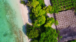 蓝海和近波边白沙滩背景的淡度环礁湖海滩历程的日间风景13秒视频