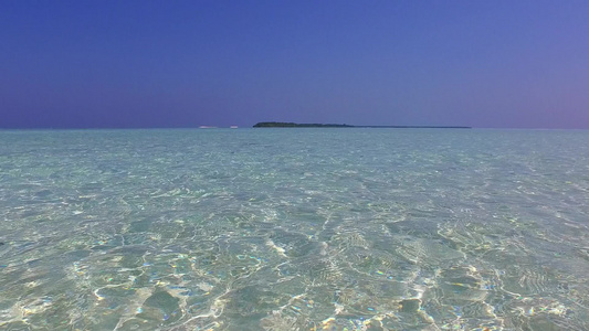 以浅海为航程在珊瑚礁附近有白色沙子背景的浅海进行海洋视频