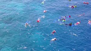 在阳光下清沙背景的蓝海中乘豪华海湾海滩探险之旅宽角12秒视频