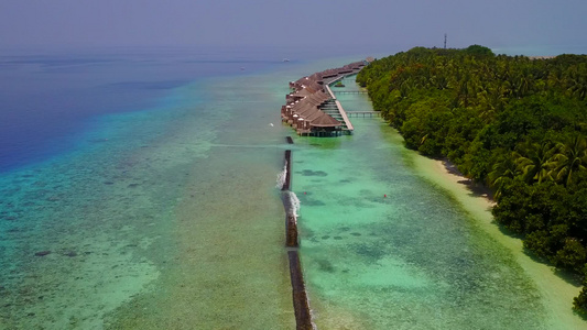 阳光下干净的沙质背景的蓝色海洋充满异国情调的海岸海滩视频