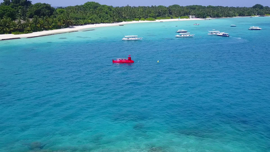 以蓝水和白色沙沙底背景在度假胜地附近的淡水为伴的宁静视频