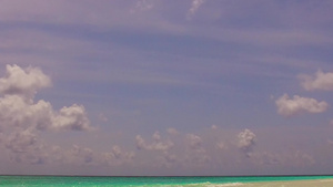 蓝色海洋和冲浪附近浅沙地背景的明亮风沙之海潮15秒视频