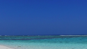 在沙滩附近蓝海和白沙地背景的阳光明媚的宁静海岸之旅12秒视频