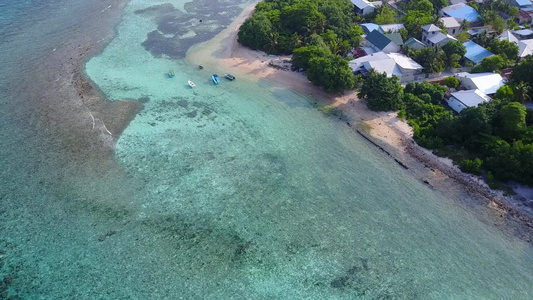 热带环礁湖海滩假日的夏季风景蓝海和沙滩附近的白沙背景视频