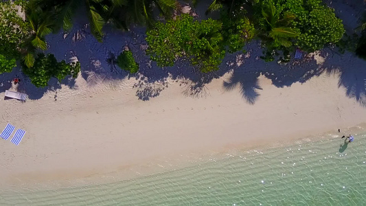 靠近沙洲的蓝海和白沙背景特写热带海湾海滩生活方式景观视频