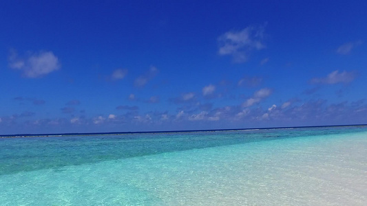 海滨海滩之旅由绿绿的环礁湖和阳光下明亮的沙滩背景视频