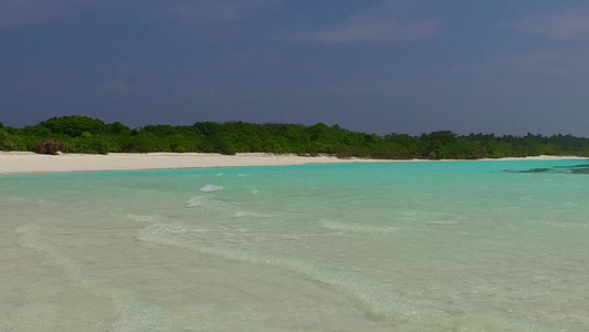 蓝色泻湖和珊瑚礁附近的白色沙滩背景放松泻湖海滩冒险视频