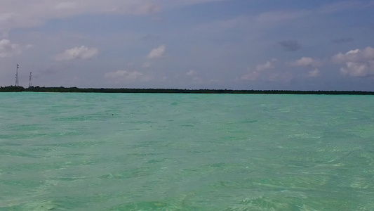 由棕榈附近有白沙背景的蓝色环礁湖在海滨旅行时放松海岸线视频