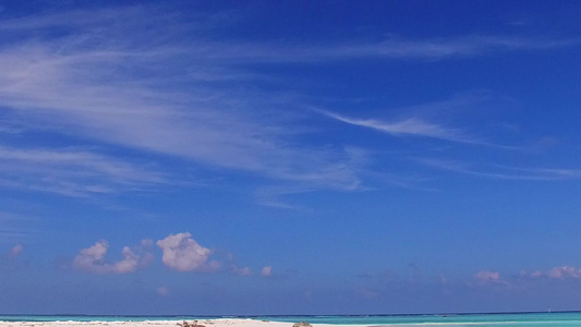 阳光明媚宁静的海滨全景以日落前白色沙子背景的深蓝色视频