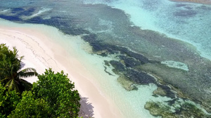 棕榈附近有白沙底浅礁湖的浅滩环礁夏日天堂之天空海岸11秒视频