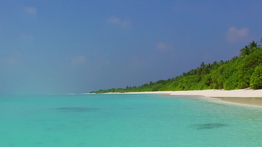 在沙滩附近的蓝环礁和白色沙沙背景下以浪漫的旅游来放松视频