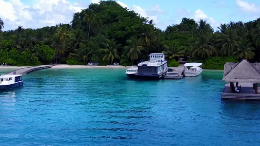 度假村附近白沙背景的蓝绿海异国海岸线海滩之旅的空白视频