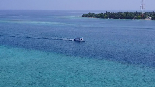 日落前有白色沙滩背景的海蓝水渡过异国环礁湖海滩度假视频