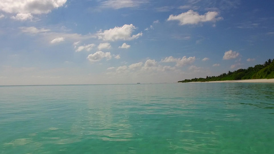紧贴着美丽的环礁湖海滩时间的景象由蓝色水和靠近波浪视频