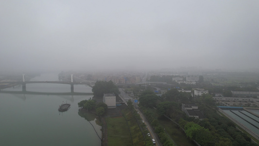 桥梁烟雨航拍视频