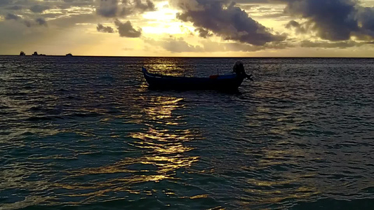 清晨后由蓝环礁湖打破沙土背景明亮日出后视频