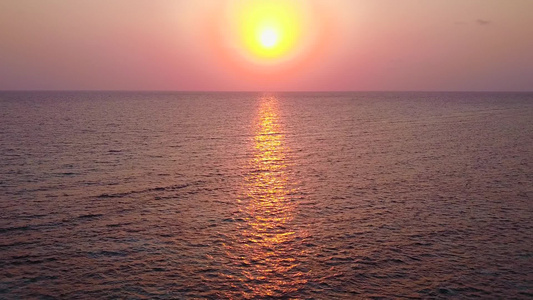 蓝色海洋和棕榈附近的白色沙滩背景的豪华度假海滩时间视频