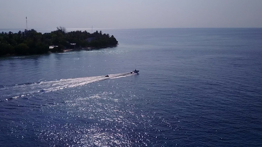 蓝海和冲浪附近浅沙背景的阳光明媚的环礁湖海滩探险视频