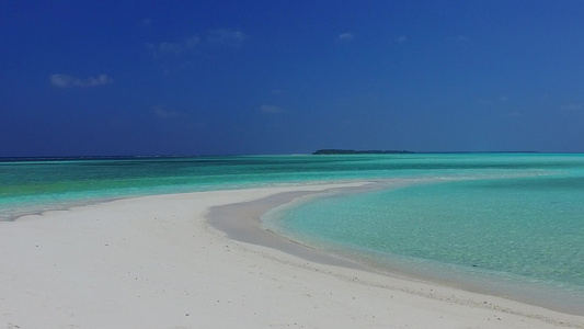 沙洲附近白沙背景绿松石海的豪华海景海滩航行广角旅行视频