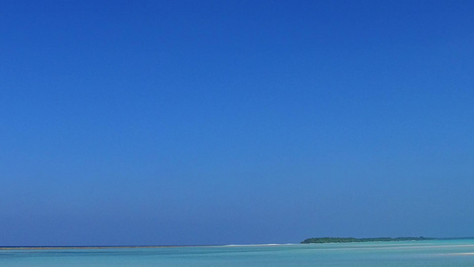 沙洲附近白沙背景蓝海完美旅游海滩度假的广角风景视频