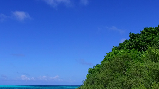 蓝色环礁湖在度假胜地附近的白沙背景上复制了天堂湾海滩视频