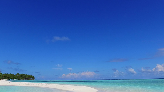 在海浪附近以白沙背景的绿松石海复制美丽的度假海滩度假视频