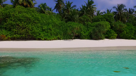 以海蓝水和珊瑚礁附近的白沙背景为例的天堂岛海滩断裂视频