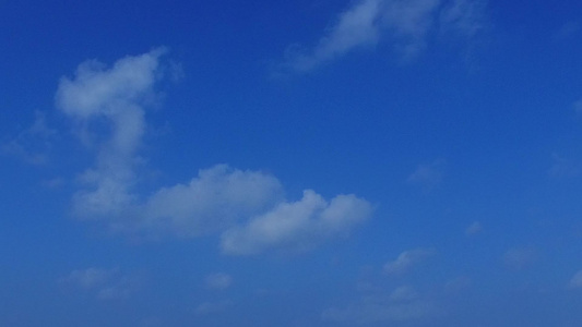 在沙洲附近有白沙背景的绿松石海特写热带海湾海滩时间视频