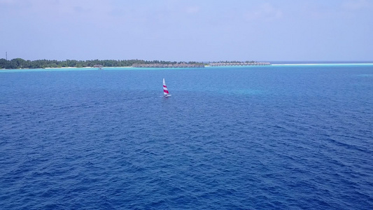 由棕榈附近蓝色环礁湖和白色沙滩背景组成的海滩之旅风景视频