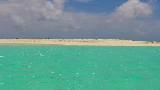 以海平面蓝海和珊瑚礁附近浅沙背景为例的完美岛屿海滩视频