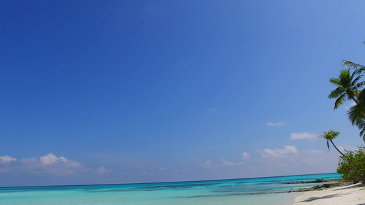 以蓝色海和白色沙沙底背景在海浪附近进行完美旅游海滩视频