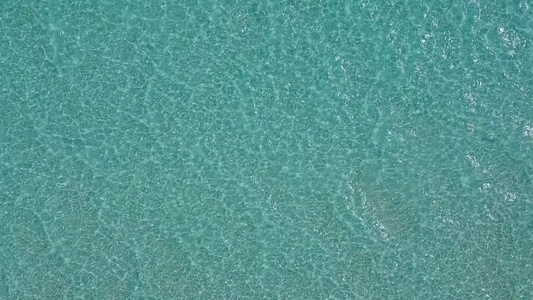 蓝海棕榈附近有白色沙滩背景的蓝色海洋抽象地总结了舒缓视频